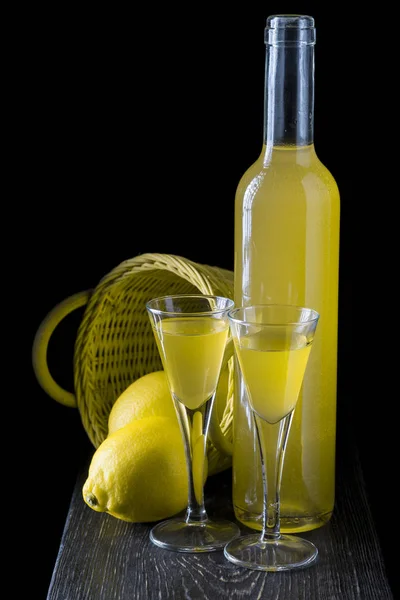 意大利柠檬在一个黑木背景的镜头玻璃 — 图库照片
