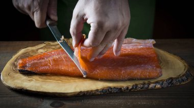 Bir bıçak ile dilimleme gravlax somon
