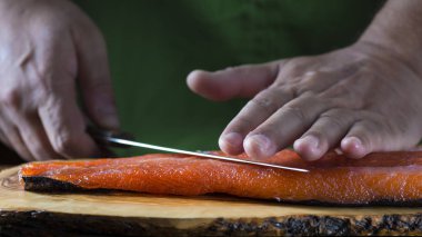 Bir bıçak ile dilimleme gravlax somon