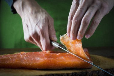 Bir bıçak ile dilimleme gravlax somon