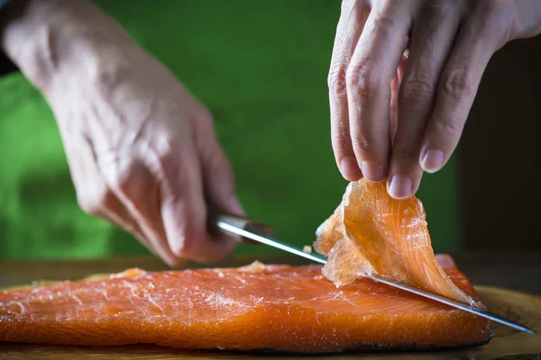 Cortar salmão gravlax com uma faca — Fotografia de Stock