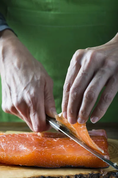 Porcování losos gravlax s nožem — Stock fotografie
