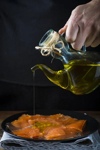 Losos gravlax s olivovým olejem a koprovým dresinkem — Stock fotografie
