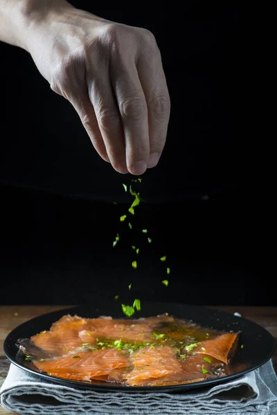 Losos gravlax s olivovým olejem a koprovým dresinkem — Stock fotografie