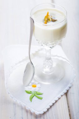 Kremsi beyaz kuşkonmaz çorbası tarak ile