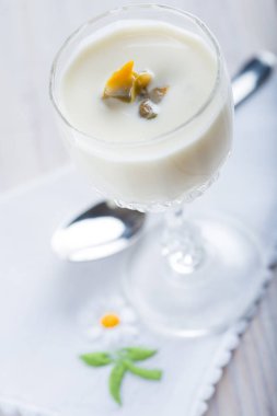 Kremsi beyaz kuşkonmaz çorbası tarak ile