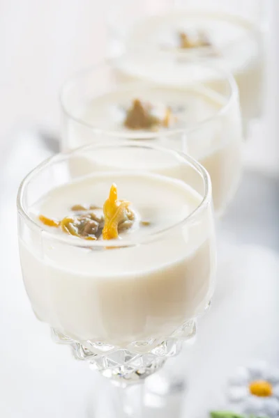 Fehér spárga tejszínes leves, kagylók — Stock Fotó