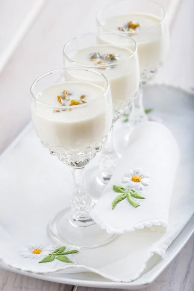 Weiße Spargelcremesuppe mit Herzmuscheln — Stockfoto