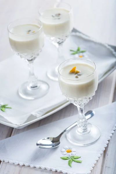 Sopa cremosa de espargos brancos com conchas — Fotografia de Stock