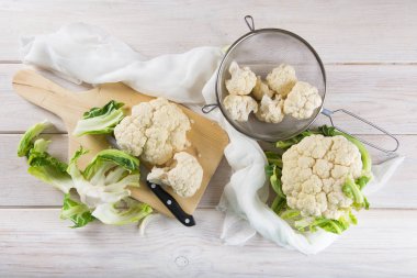 Mutfak masasında ham karnabahar