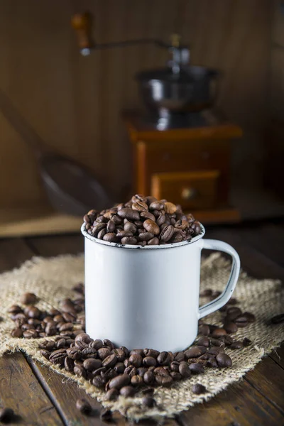 Grãos de café torrados em uma xícara de porcelana — Fotografia de Stock