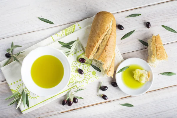 Natives Olivenöl extra mit Brot — Stockfoto