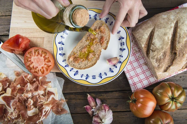 Chef vierte aceite de oliva en un brindis — Foto de Stock