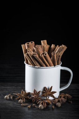 Porselen kupa tarçın tam