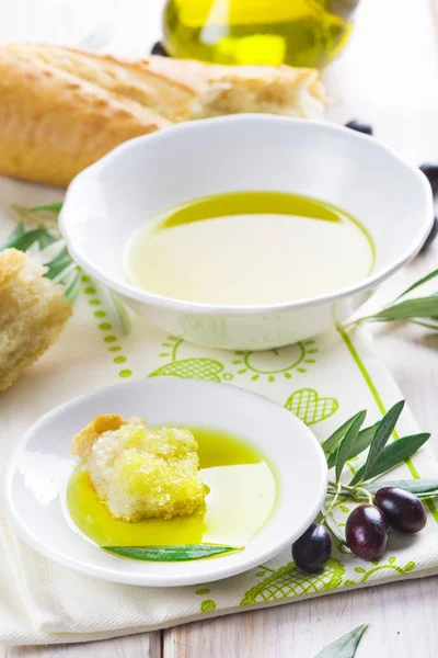 Extra szűz olívaolaj, kenyér — Stock Fotó
