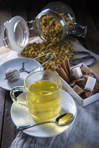 Горячий ромашковый чай из диких цветов — стоковое фото
