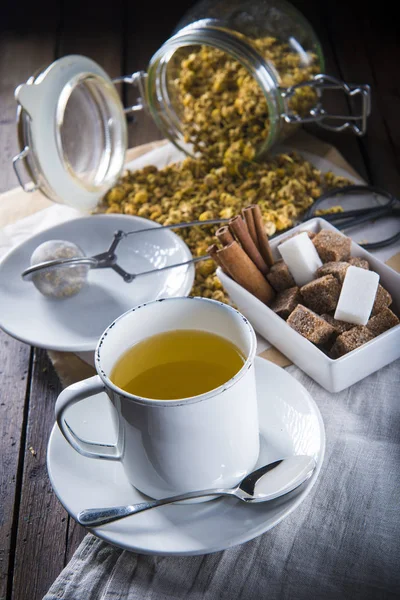 Hot chamomile tea made of wild flowers — Stock Photo, Image