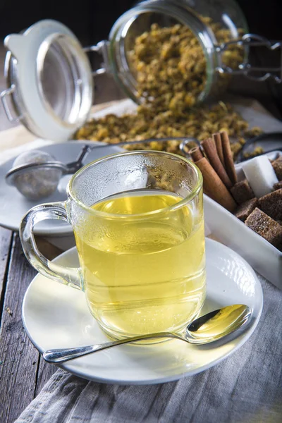 Hot chamomile tea made of wild flowers — Stock Photo, Image