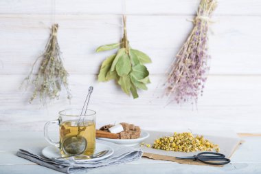 Papatya çiçeği ve bir kafes topu çay içecek yapma INF