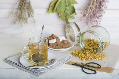 Papatya çiçeği ve bir kafes topu çay içecek yapma INF