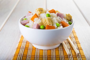 Çin stili üç sevindirdi pirinç