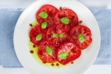 Domates Salatası Fesleğen yaprakları ile