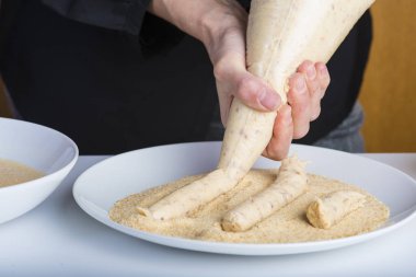 Şef mutfakta kroket hazırlanıyor