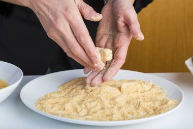 Şef mutfakta kroket hazırlanıyor