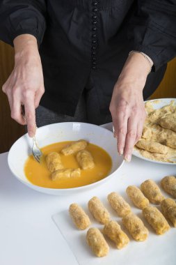 Şef mutfakta kroket hazırlanıyor