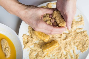 Şef mutfakta kroket hazırlanıyor