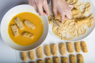 Şef mutfakta kroket hazırlanıyor