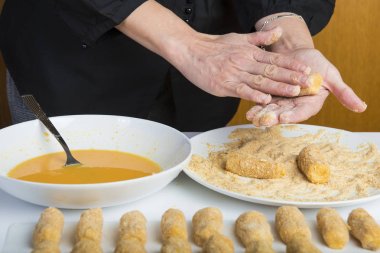 Şef mutfakta kroket hazırlanıyor