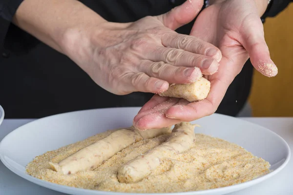 Chef-kok voorbereiding van kroketten in de keuken — Stockfoto