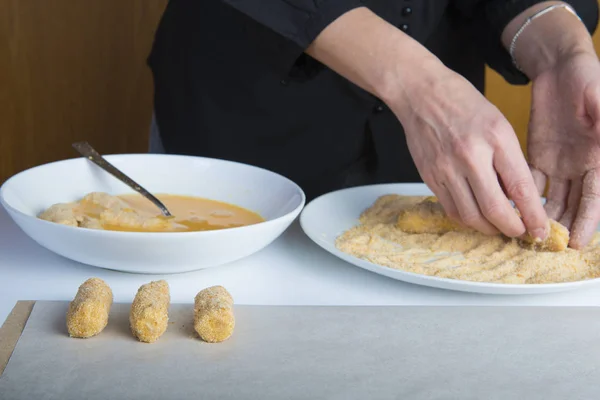 Chef-kok voorbereiding van kroketten in de keuken — Stockfoto