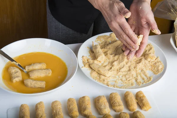 Chef-kok voorbereiding van kroketten in de keuken — Stockfoto