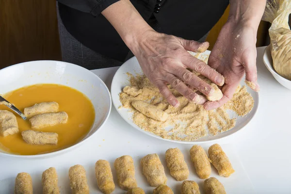 Chef-kok voorbereiding van kroketten in de keuken — Stockfoto