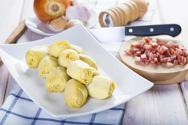 Ingrédients pour cuisiner des artichauts sautés au jambon — Photo