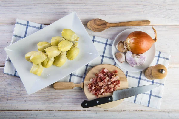 Ingredienser för matlagning sauterade kronärtskockor med skinka — Stockfoto