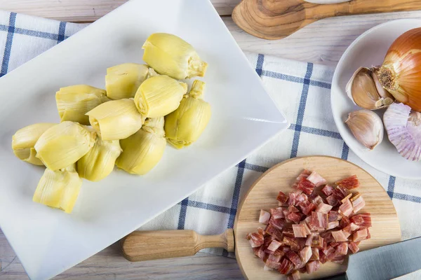 Ingredienser för matlagning sauterade kronärtskockor med skinka — Stockfoto