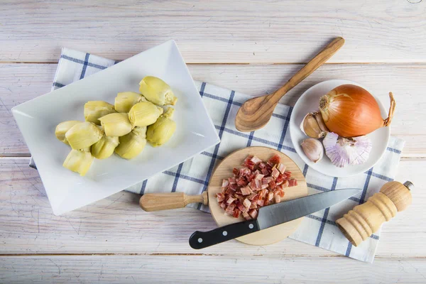 Ingredienser för matlagning sauterade kronärtskockor med skinka — Stockfoto