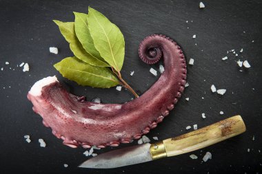 Tahta tabakta ahtapot pişirdim. Baharatlı baharatlar.