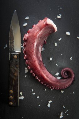 Tahta tabakta ahtapot pişirdim. Baharatlı baharatlar.