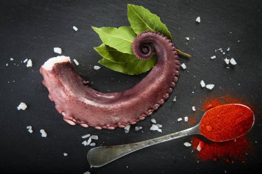 Tahta tabakta ahtapot pişirdim. Baharatlı baharatlar.