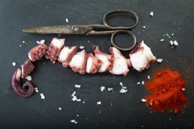 Tahta tabakta ahtapot pişirdim. Baharatlı baharatlar.