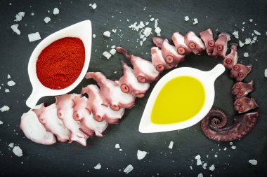 Tahta tabakta ahtapot pişirdim. Baharatlı baharatlar.