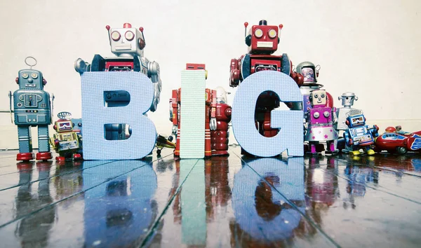Parola Big Tenuta Vecchi Giocattoli Robot Sul Pavimento Legno — Foto Stock