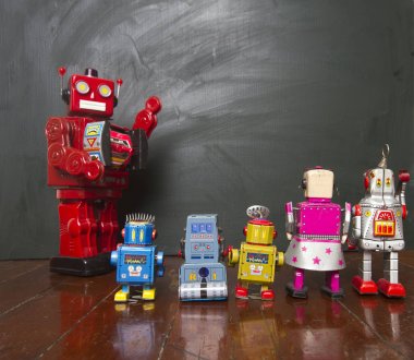 Büyük kırmızı robot oyuncağı dersini veriyor. ,