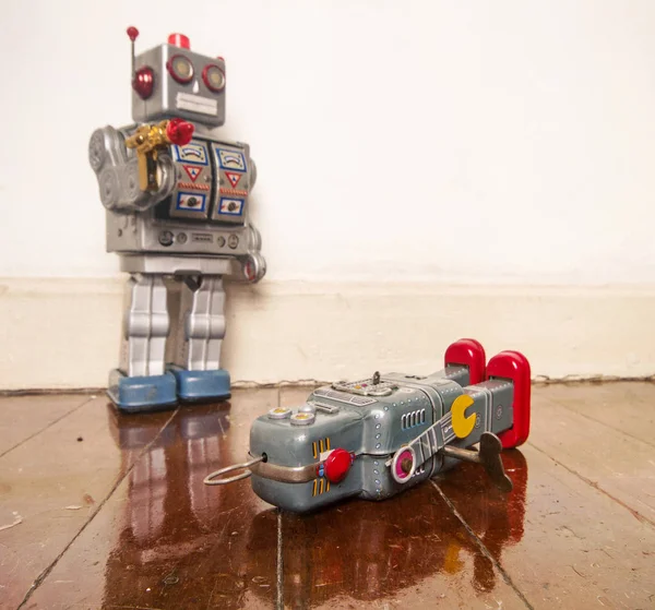 Сбивать роботов — стоковое фото
