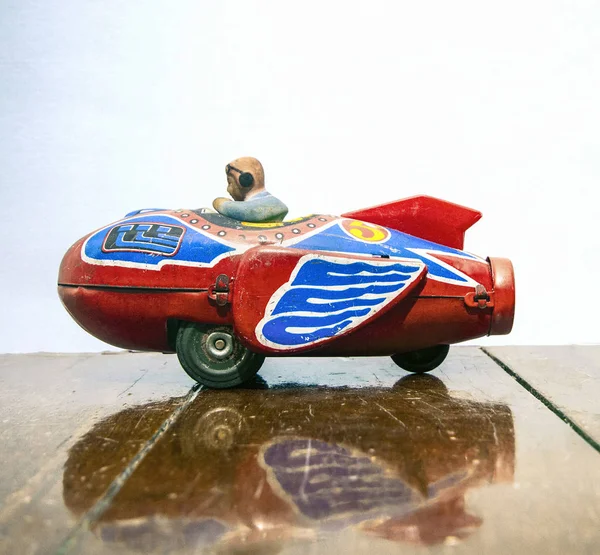 Retro Raket Tin Toy Close Een Houten Vloer Met Reflectie — Stockfoto