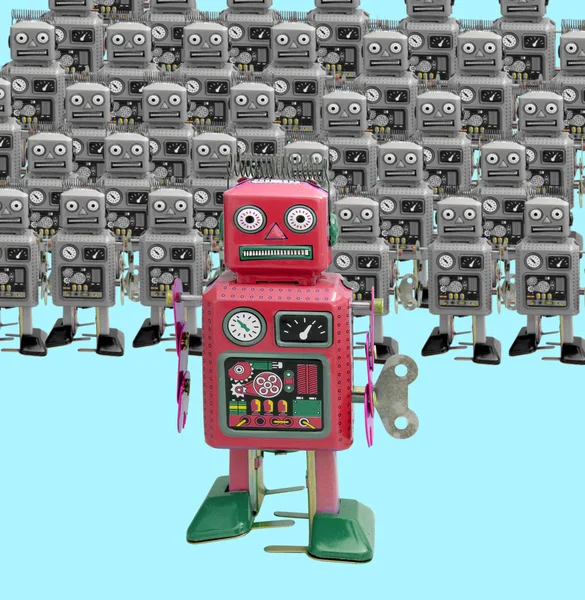 Pequeno robô vermelho está à frente da multidão — Fotografia de Stock